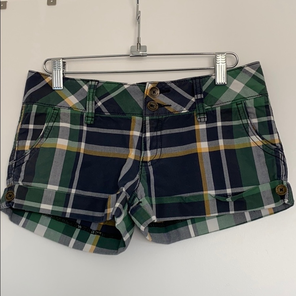Hollister Plaid Shorts! 💚💛